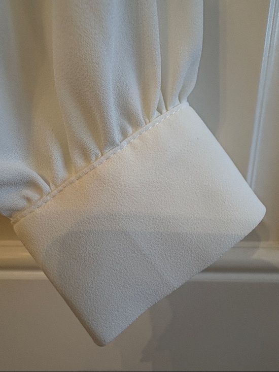 NWT White House Black Market Long Sleeve V Neck Shirt Cream M - Picture 5 of 8